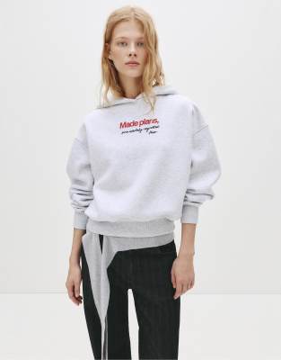 Pull & Bear - Kapuzenpullover in grau meliert mit Schriftzug-Stickerei