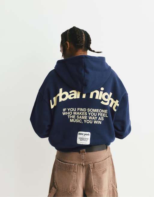 Pull&Bear – Kapuzenpullover in Marineblau mit Grafik-Detail