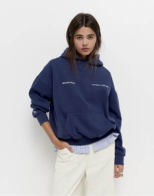 Pull & Bear - Kapuzenpullover in Marineblau mit Schriftzug