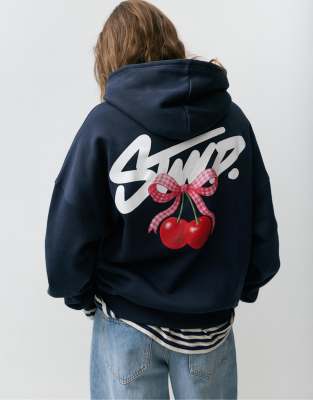 Pull & Bear - Kapuzenpullover in Marineblau mit „STWD"-Kirschprint