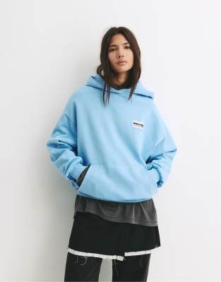 Pull & Bear - Kapuzenpullover in Mittelblau mit Print