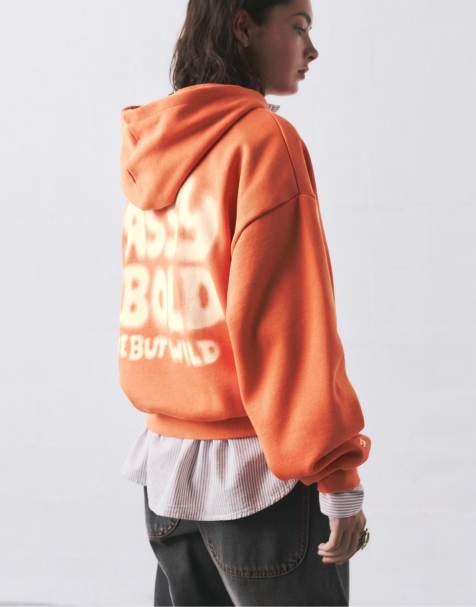 Pull&Bear – Kapuzenpullover in Orange mit Schriftzug in Spray-Optik - view 1