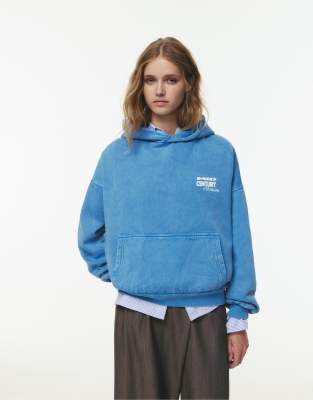 Pull & Bear - Kapuzenpullover in verblasstem Blau mit „Mid Century"-Print