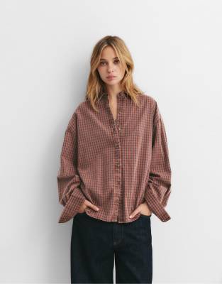 Pull & Bear - Karierte Hemdbluse in Lehmton mit Lack-Optik-Orange