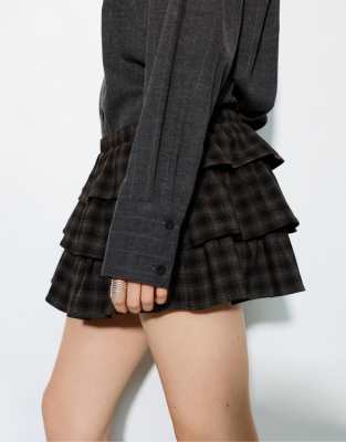 Pull & Bear - Karierter Skort in Grau mit Rüschen