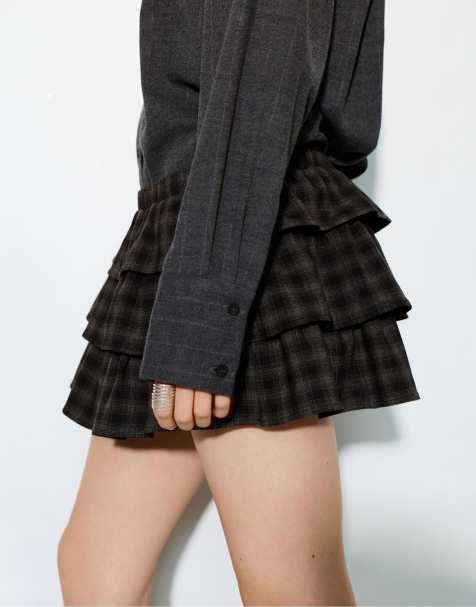 Pull&Bear – Karierter Skort in Grau mit Rüschen - view 1