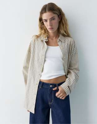 Pull & Bear - Kariertes Hemd in Gelb mit aufgesticktem Schriftzug