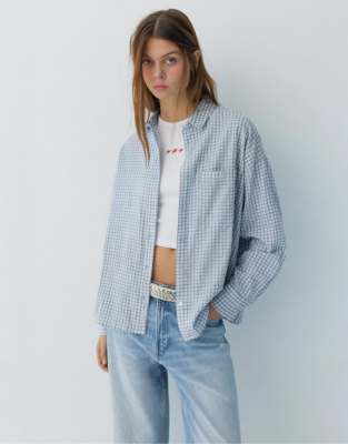 Pull & Bear - Kariertes Hemd in Himmelblau mit Tasche