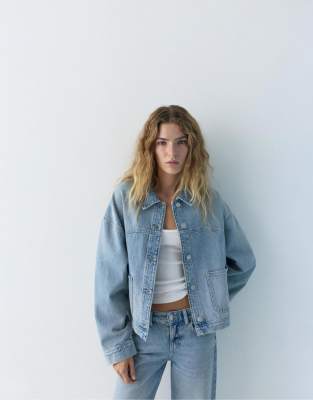 Pull & Bear - Kastiges Jeanshemd in Blassblau