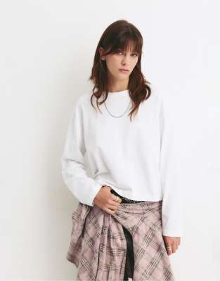 Pull & Bear - Kastiges T-Shirt in Weiß mit Streifen