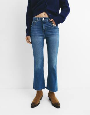 Pull & Bear - Kick-Flare-Jeans in Mittelblau