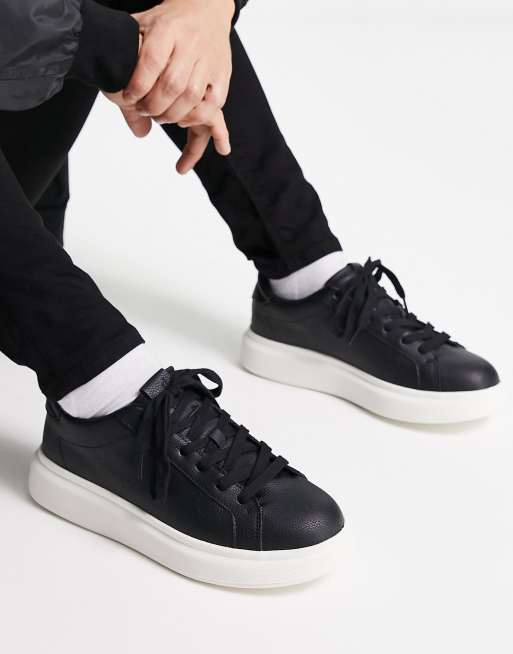 Pull&Bear – Klobige Sneaker in Schwarz mit weißer Sohle