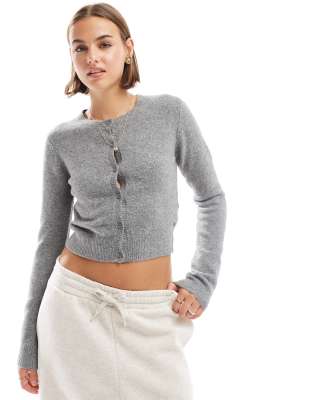 Pull & Bear - Knapp geschnittene Strickjacke in Hellgrau