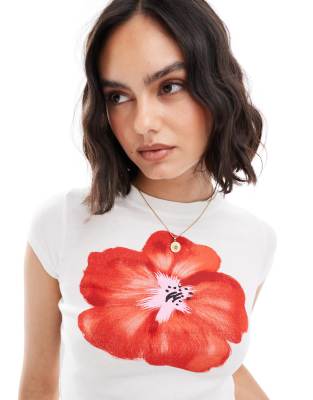 Pull & Bear - Knapp geschnittenes T-Shirt in Weiß mit Hibiskus-Print