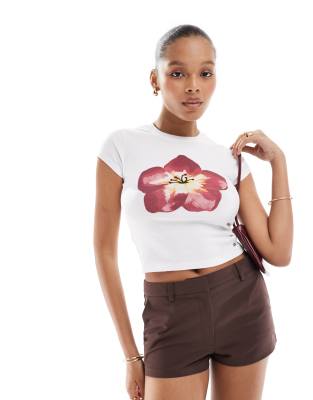 Pull&Bear – Knapp geschnittenes T-Shirt in Weiß mit Hibiskus-Print