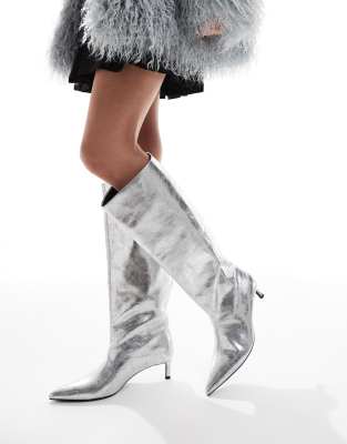 Pull & Bear - Kniehohe Stiefel in Silber mit Pfennigabsatz