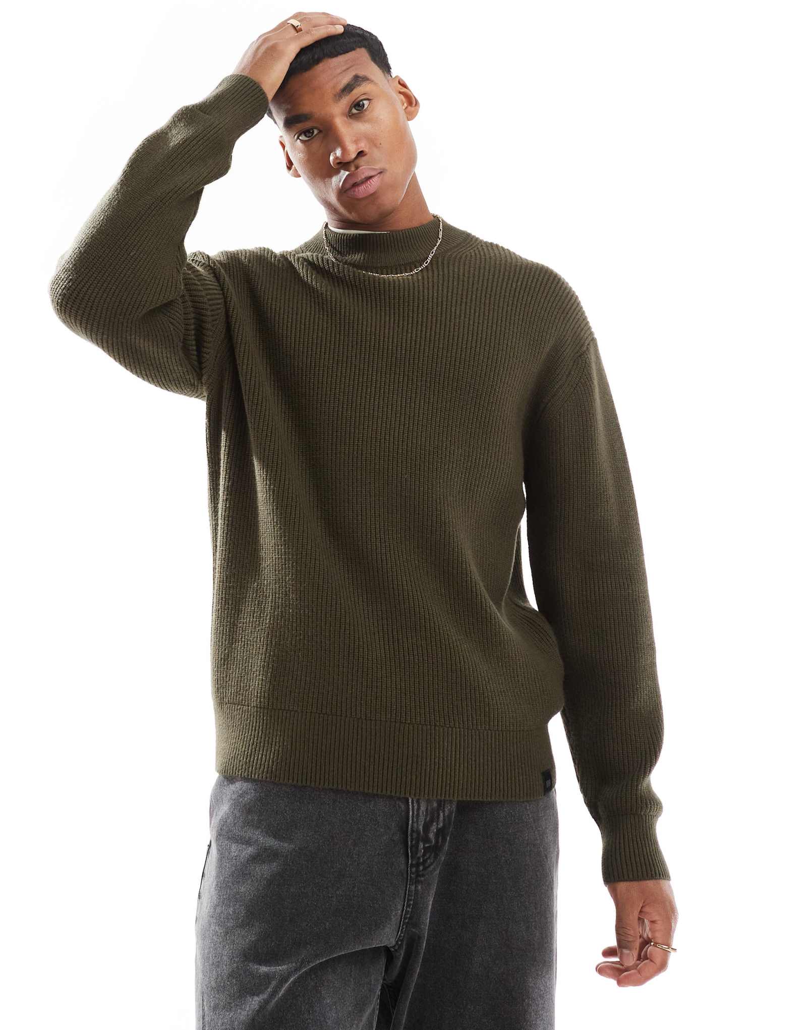 Вязаный рыбацкий свитер Pull&Bear оливкового цвета
