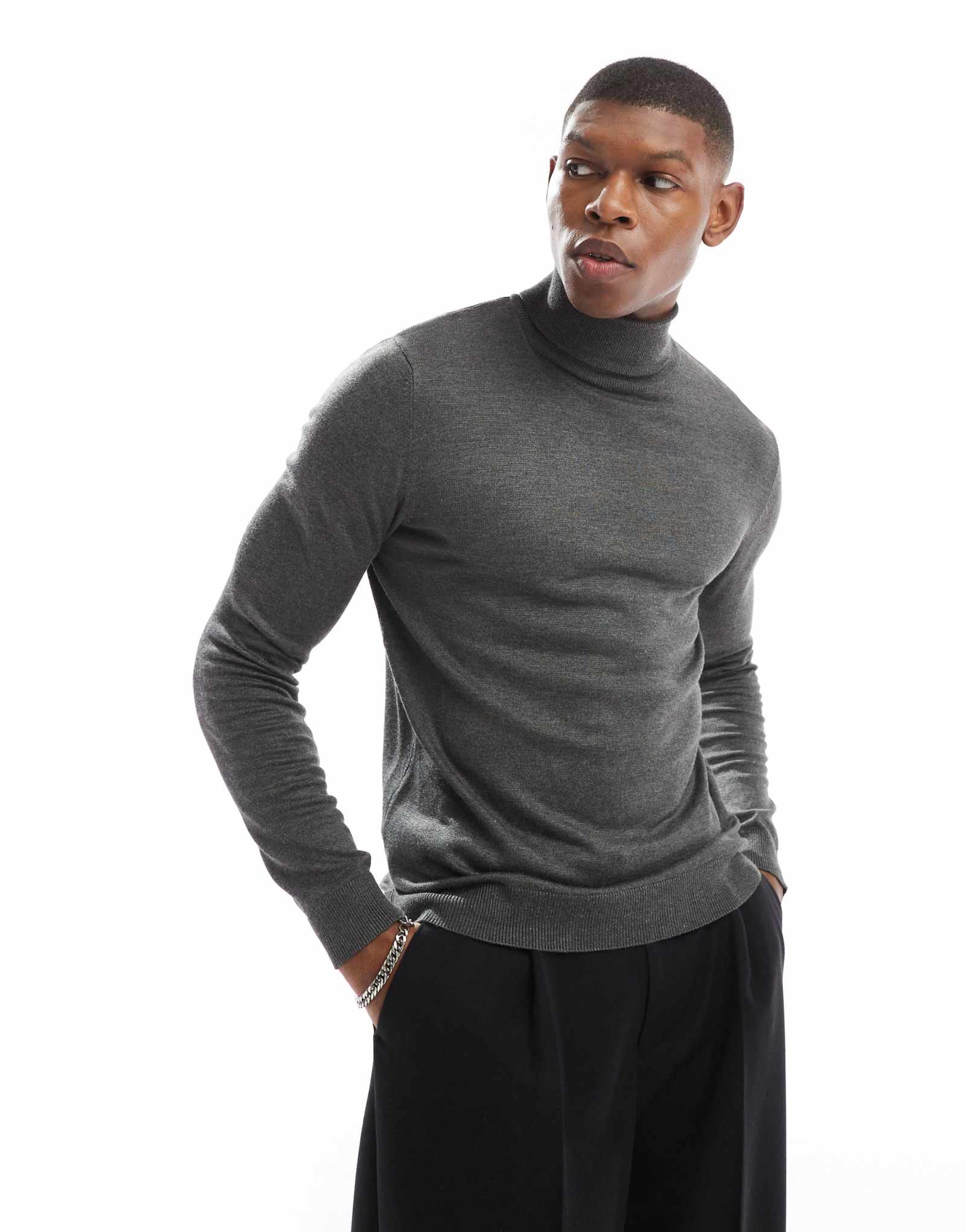 Вязаный свитер с круглым вырезом Pull-Bear серого цвета