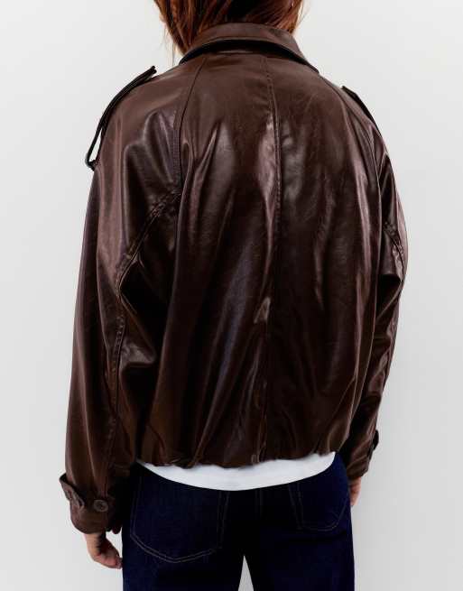 Pull&Bear kort trenchcoat i læderlook i chokoladebrun, 2 af 7