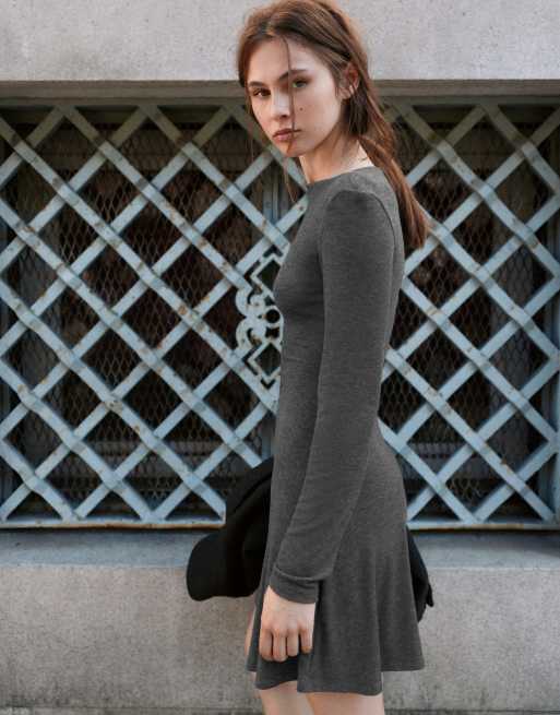 Pull&Bear korte gerimpelde jurk van zachte stof in gemêleerd grijs, 2 van 7