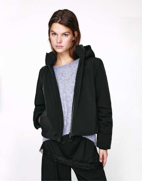 Pull&Bear - Korte regenjas met capuchon in zwart - view 1