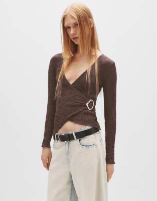 Pull & Bear - Krepp-Oberteil in Braun mit überkreuzter Vorderpartie und Schnalle-Brown