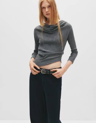 Pull & Bear - Krepp-Oberteil in Grau mit U-Boot-Ausschnitt