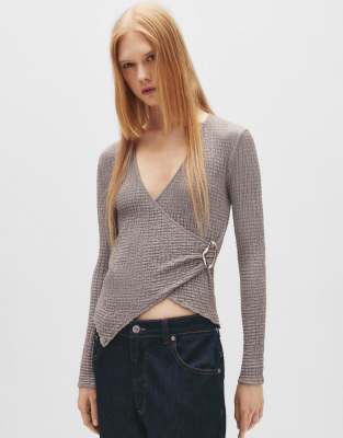 Pull & Bear - Krepp-Oberteil in Grau mit überkreuzter Vorderpartie und Schnalle