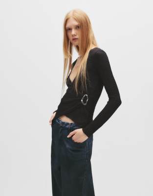 Pull & Bear - Krepp-Oberteil in Schwarz mit überkreuzter Vorderpartie und Schnalle