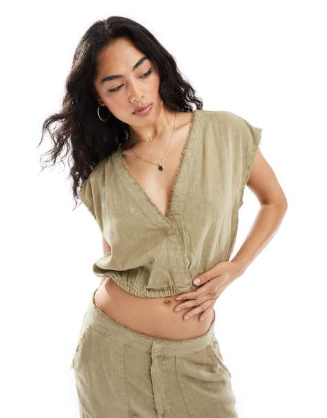 Pull&Bear – Krótki elastyczny top z materiału z dodatkiem lnu w jasnym odcieniu khaki, część zestawu - view 1