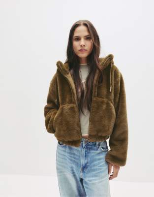 Pull & Bear - Kunstpelz-Jacke in Kamelbraun mit Kapuze-Neutral