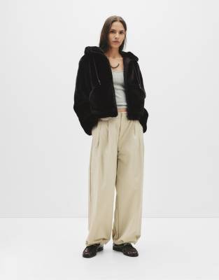 Pull & Bear - Kunstpelz-Jacke in Schwarz mit Kapuze