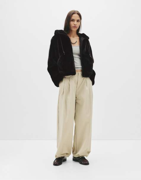 Pull&Bear – Kunstpelz-Jacke in Schwarz mit Kapuze - view 1