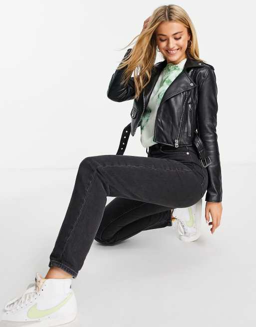 Pull&Bear – Kurz geschnittene Bikerjacke aus Kunstleder in Schwarz, 4 von 4