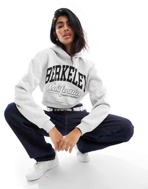 Pull&Bear – Kurz geschnittener Kapuzenpullover in Hellgrau mit „Berkeley“-Schriftzug