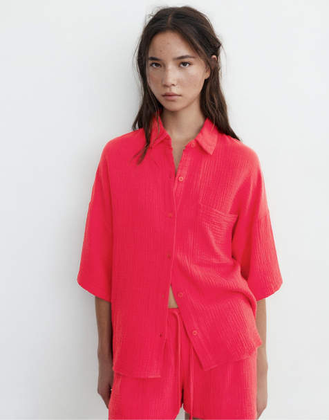 Pull&Bear – Kurzärmlige Hemdbluse aus Kreppstoff in Rot - view 1
