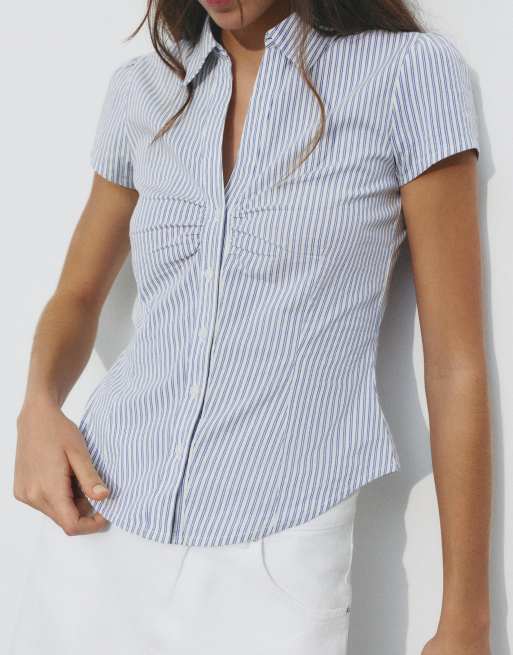 Pull&Bear – Kurzärmlige Hemdbluse in Blau/Weiß mit Raffung, 3 von 4