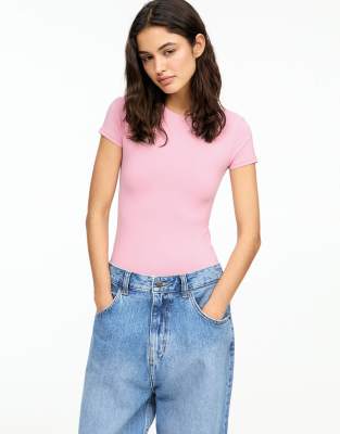 Pull & Bear - Kurzärmliger Body aus Polyamid in Rosa