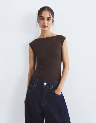 Pull & Bear - Kurzärmliger Body in Braun-Brown