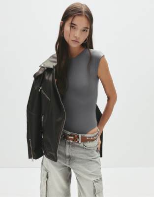 Pull & Bear - Kurzärmliger Body in Mittelgrau