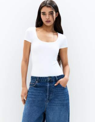 Pull & Bear - Kurzärmliger Polyamid-Body in Weiß mit U-Ausschnitt