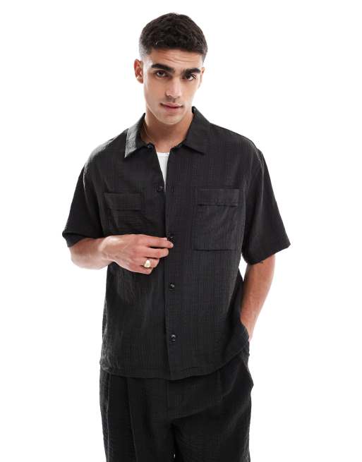 Pull&Bear – Kurzärmliges Hemd aus Seersucker in Schwarz, Kombiteil