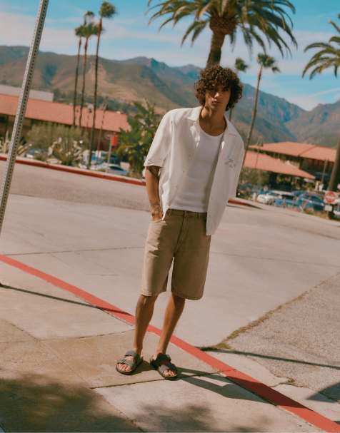 Pull&Bear – Kurzärmliges Hemd in Wollweiß mit Palmenprint - view 1