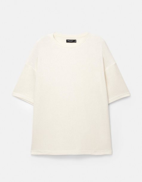 Pull&Bear – Kurzärmliges, kastiges T-Shirt aus Strick in Wollweiß - view 1