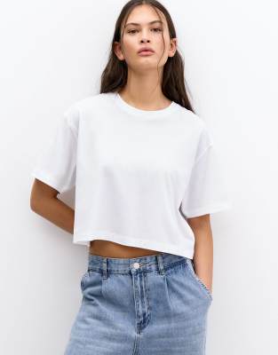 Pull & Bear - Kurzärmliges, kastiges T-Shirt in Weiß