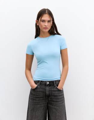 Pull & Bear - Kurzärmliges T-Shirt aus Polyamid in Hellblau
