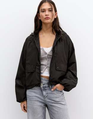 Pull & Bear - Kurze, leichte Jacke in Schwarz mit Kapuze