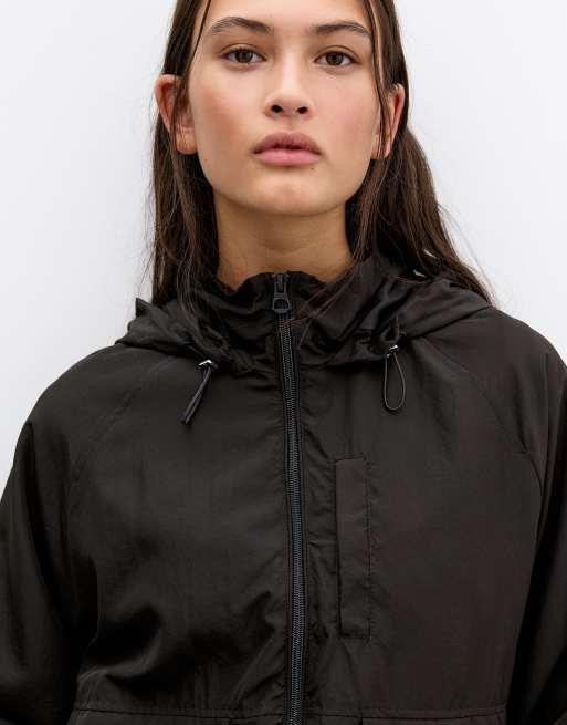 Pull&Bear – Kurze, leichte Jacke in Schwarz mit Kapuze ASOS