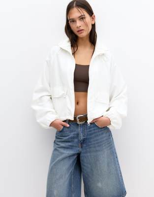 Pull & Bear - Kurze, leichte Jacke in Weiß mit Kapuze