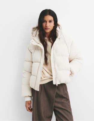 Pull & Bear - Kurze Steppjacke in Beige mit Kapuze-Neutral